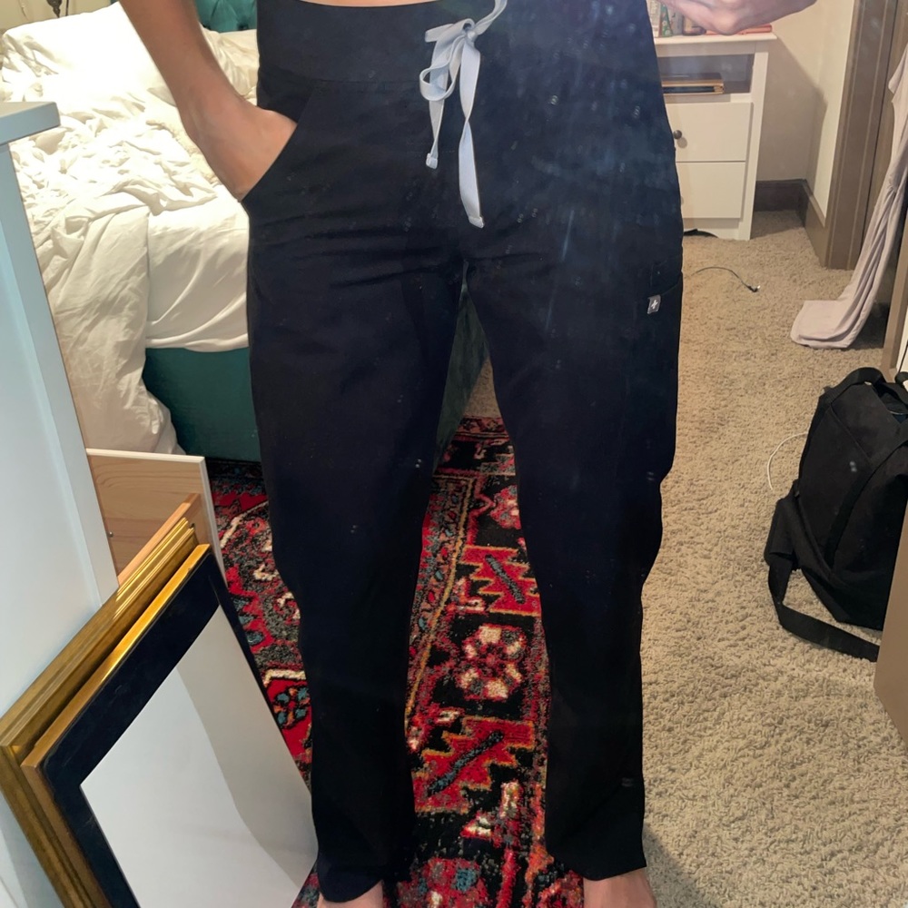 FIGS black Kade tall cargo scrub pants in size XS